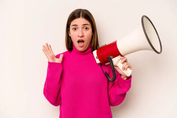 Jonge Kaukasische Vrouw Met Een Megafoon Geïsoleerd Witte Achtergrond Verrast — Stockfoto