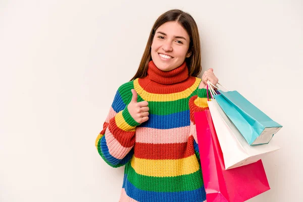 Ung Kaukasisk Kvinna Till Shopping Isolerad Vit Bakgrund Ler Och — Stockfoto