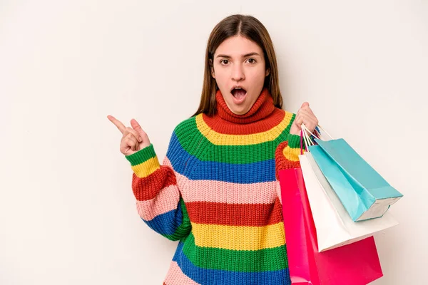 Ung Kaukasisk Kvinna Går Till Shopping Isolerad Vit Bakgrund Pekar — Stockfoto