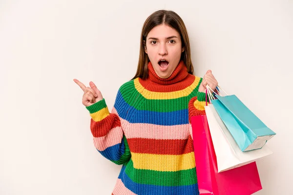 Joven Mujer Caucásica Yendo Compras Aislada Sobre Fondo Blanco Apuntando — Foto de Stock