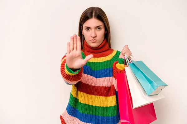 年轻的高加索女人独自站在白色的背景下去购物 伸出了手 展示了停车标志 阻止了你 — 图库照片