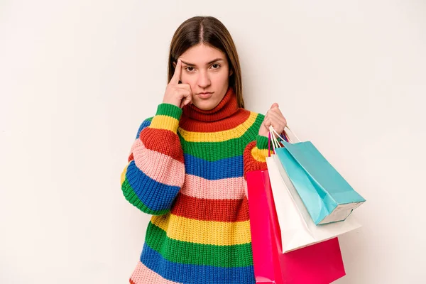 Ung Kaukasisk Kvinna Går Till Shopping Isolerad Vit Bakgrund Pekar — Stockfoto