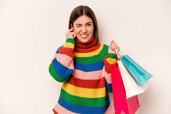 Ung Kaukasisk Kvinna Går Till Shopping Isolerad Vit Bakgrund Täcker — Stockfoto