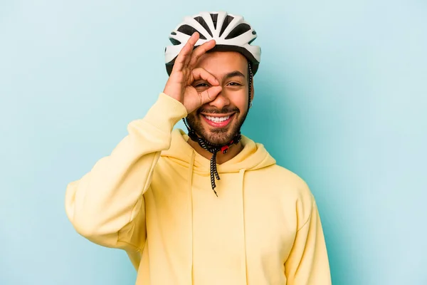 Junge Hispanische Mann Mit Helm Isoliert Auf Blauem Hintergrund Aufgeregt — Stockfoto
