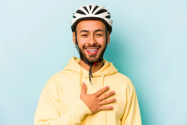 Junger Hispanischer Mann Mit Helm Auf Blauem Hintergrund Lacht Laut — Stockfoto