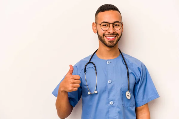 Junge Hispanische Krankenschwester Mann Isoliert Auf Weißem Hintergrund Lächelnd Und — Stockfoto