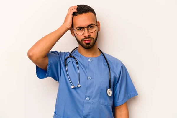 Jonge Spaanse Verpleegkundige Man Geïsoleerd Witte Achtergrond Wordt Geschokt Heeft — Stockfoto