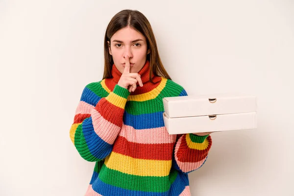 Ung Kvinna Som Håller Pizzor Isolerade Vit Bakgrund Hålla Hemlighet — Stockfoto