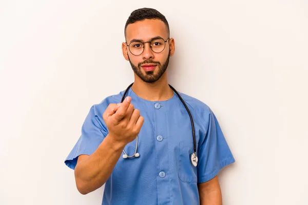Mladý Hispánský Ošetřovatel Muž Izolovaný Bílém Pozadí Ukazuje Prstem Vás — Stock fotografie
