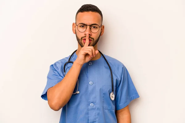 Jonge Spaanse Verpleegkundige Man Geïsoleerd Witte Achtergrond Het Houden Van — Stockfoto