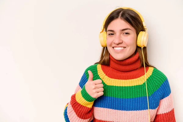 Νεαρή Καυκάσια Γυναίκα Που Ακούει Μουσική Απομονωμένη Λευκό Φόντο Χαμογελώντας — Φωτογραφία Αρχείου