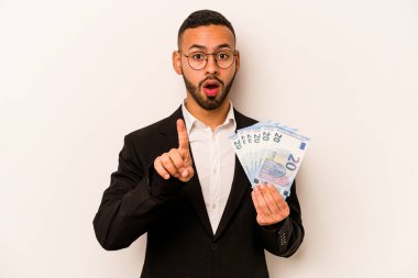 Genç İspanyol iş adamının elinde banknotlar var. Beyaz arka planda izole edilmiş. Harika bir fikir, yaratıcılık kavramı var..