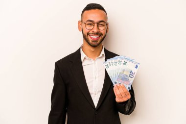 Genç İspanyol iş adamı banknotları tutuyor, beyaz arka planda izole edilmiş gülüyor ve eğleniyor..