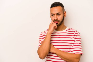 Beyaz arka planda izole edilmiş, üzgün ve dalgın hisseden genç bir İspanyol fotokopi odasına bakıyor..