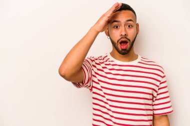 Beyaz arka planda izole edilmiş genç bir İspanyol yüksek sesle bağırıyor, gözleri açık ve elleri gergin tutuyor..