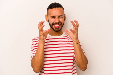 Beyaz arka planda izole edilmiş genç İspanyol adam gergin elleriyle çığlık atıyor..