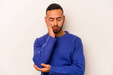 Beyaz arka planda izole edilmiş, sıkılmış, yorgun ve dinlenmeye ihtiyacı olan genç İspanyol bir adam..