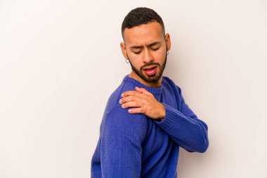 Beyaz arka planda izole edilmiş genç İspanyol bir adam omuz ağrısı çekiyor..