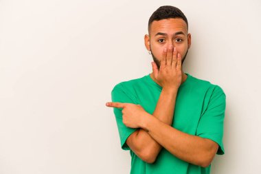 Beyaz arka planda izole edilmiş genç bir İspanyol yan tarafı gösteriyor.