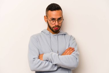 Beyaz arka planda izole edilmiş, sıkılmış, yorgun ve dinlenmeye ihtiyacı olan genç İspanyol bir adam..