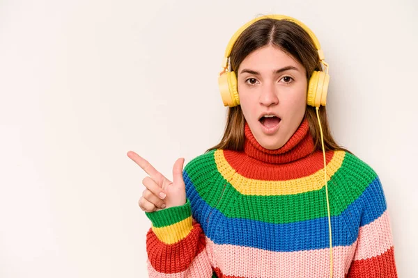 Jonge Kaukasische Vrouw Luisteren Naar Muziek Geïsoleerd Witte Achtergrond Wijzen — Stockfoto