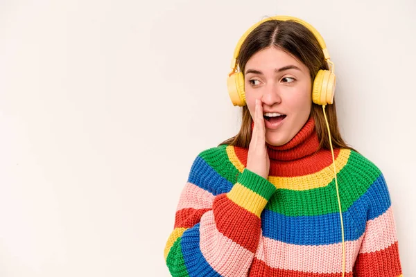 Jonge Blanke Vrouw Die Luistert Naar Muziek Geïsoleerd Witte Achtergrond — Stockfoto