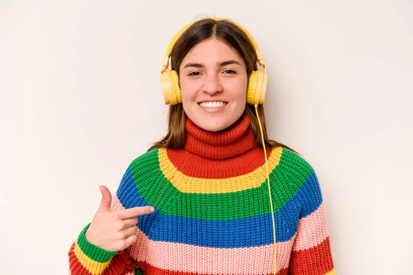 Νεαρή Καυκάσια Γυναίκα Που Ακούει Μουσική Απομονωμένη Λευκό Φόντο Που — Φωτογραφία Αρχείου