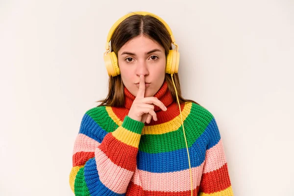 Ung Kaukasisk Kvinna Lyssnar Musik Isolerad Vit Bakgrund Hålla Hemlighet — Stockfoto