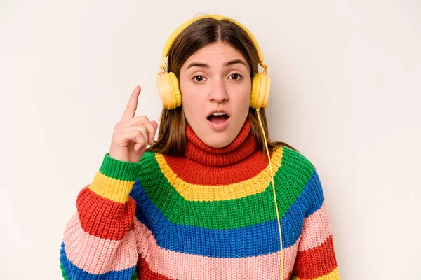 Jonge Kaukasische Vrouw Luisteren Naar Muziek Geïsoleerd Witte Achtergrond Met — Stockfoto