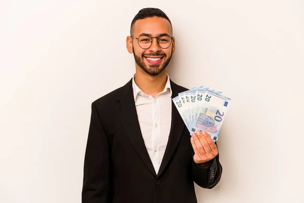 Mladý Byznys Hispánec Drží Bankovky Izolované Bílém Pozadí Šťastný Usmívající — Stock fotografie
