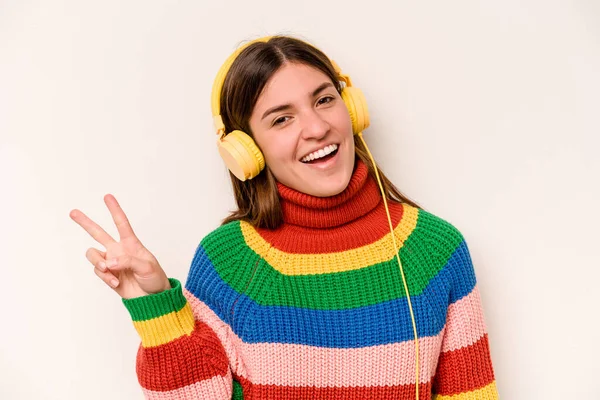 Νεαρή Καυκάσια Γυναίκα Που Ακούει Μουσική Απομονωμένη Λευκό Φόντο Χαρούμενη — Φωτογραφία Αρχείου