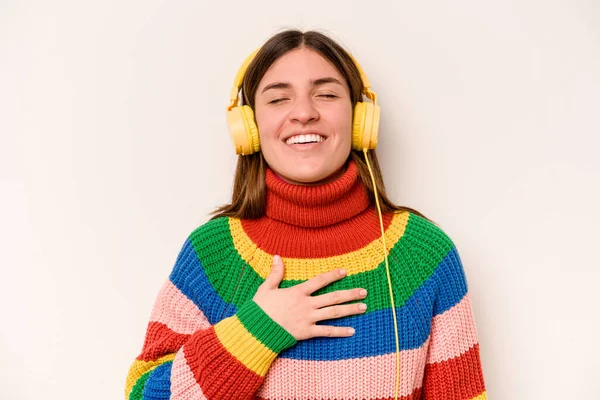 Jonge Kaukasische Vrouw Luisteren Naar Muziek Geïsoleerd Witte Achtergrond Lacht — Stockfoto