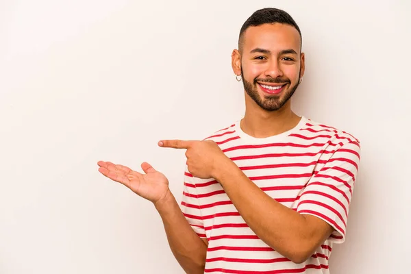 Jonge Spaanse Man Geïsoleerd Witte Achtergrond Opgewonden Met Een Kopieerruimte — Stockfoto