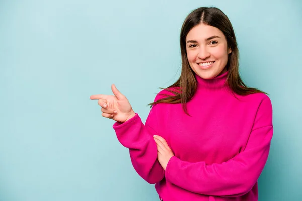 Joven Mujer Caucásica Aislada Sobre Fondo Azul Sonriendo Alegremente Señalando —  Fotos de Stock