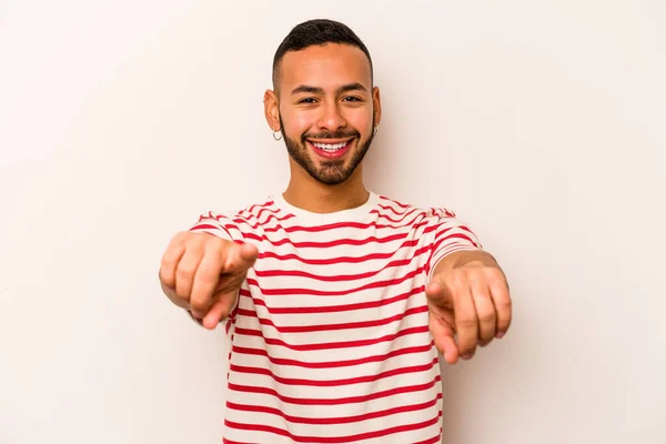 Jeune Homme Hispanique Isolé Sur Fond Blanc Sourire Joyeux Pointant — Photo