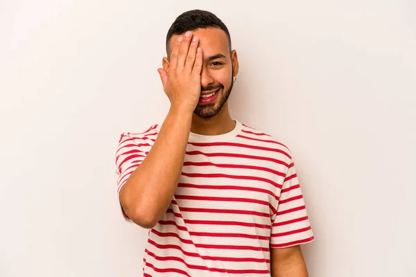 Mladý Hispánec Muž Izolované Bílém Pozadí Zábavou Pokrývající Polovinu Obličeje — Stock fotografie