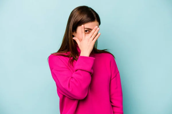 Giovane Donna Caucasica Isolata Sfondo Blu Lampeggia Alla Fotocamera Attraverso — Foto Stock