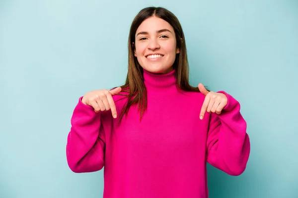 Junge Kaukasische Frau Isoliert Auf Blauem Hintergrund Zeigt Mit Den — Stockfoto