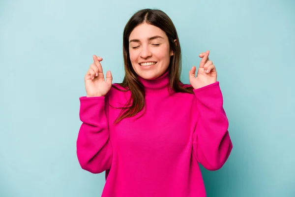 Junge Kaukasische Frau Isoliert Auf Blauem Hintergrund Daumen Drücken Glück — Stockfoto