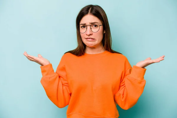 Jeune Femme Caucasienne Isolée Sur Fond Bleu Épaules Confuses Douteuses — Photo