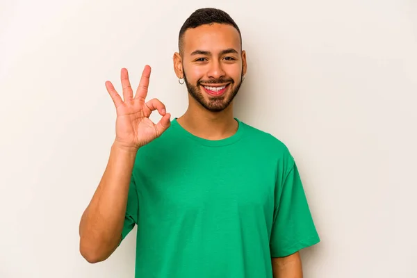 Junger Hispanischer Mann Isoliert Auf Weißem Hintergrund Zwinkert Und Hält — Stockfoto