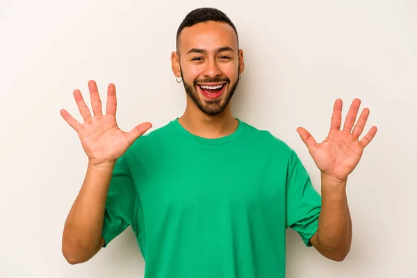 Ung Hispanic Mann Isolert Hvit Bakgrunn Får Behagelig Overraskelse Opphisselse – stockfoto