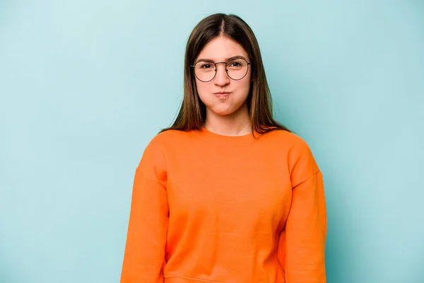 Mulher Caucasiana Jovem Isolado Fundo Azul Sopra Bochechas Tem Expressão — Fotografia de Stock