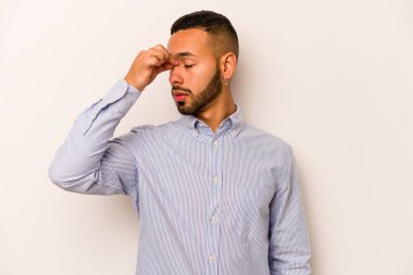 Beyaz arka planda izole edilmiş genç İspanyol bir adamın başı ağrıyor, yüzüne dokunuyor..