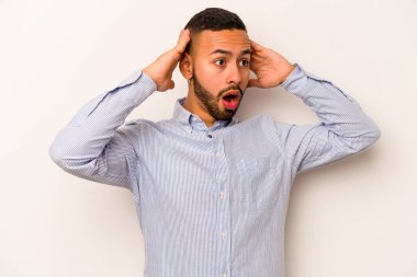 Beyaz arka planda izole edilmiş genç bir İspanyol bağırıyor, çok heyecanlı, tutkulu, bir şeyden memnun..