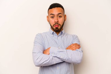 Beyaz arka planda izole edilmiş genç bir İspanyol omuz silkiyor ve gözleri açık..