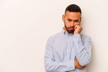 Beyaz arka planda izole edilmiş, üzgün ve dalgın hisseden genç bir İspanyol fotokopi odasına bakıyor..