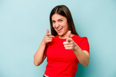 Mavi arka planda soyutlanmış beyaz bir kadın. Önü işaret eden neşeli gülümsemeler..