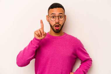 Beyaz arka planda izole edilmiş genç İspanyol bir adamın bir fikri, ilham konsepti var..