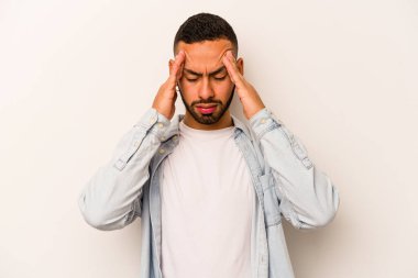 Beyaz arka planda izole edilmiş genç İspanyol bir adamın başı ağrıyor, yüzüne dokunuyor..
